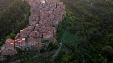 PITIGLIANO, İtalya. İtalya 'nın Pitigliano kentinin mimarisini gösteren bir hava manzarası