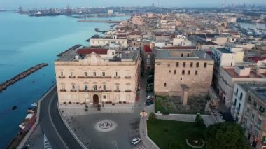 Taranto şehir merkezi, kale ve belediye binasının havadan görüntüsü