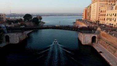 Taranto şehir merkezi, kale ve belediye binasının havadan görüntüsü