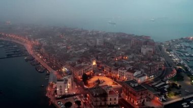Taranto 'nun Puglia' daki eski kasabasının havadan görünüşü. İtalya