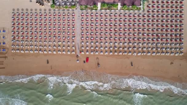 Luchtfoto Van Een Prachtig Strand Met Kleurrijke Parasols Turquoise Zee — Stockvideo