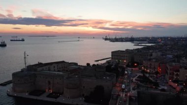 Taranto şehir merkezi, kale ve belediye binasının havadan görüntüsü