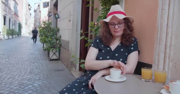 Wanita Berpenampilan Menarik Duduk Teras Musim Panas Kafe — Stok Video