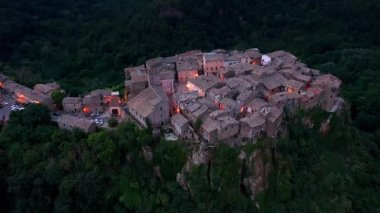 İtalya 'nın Viterbo ilindeki Calcata Vecchia köyünün hava manzarası