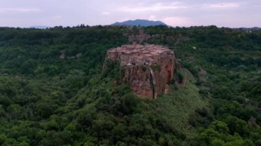 İtalya 'nın Viterbo ilindeki Calcata Vecchia köyünün hava manzarası