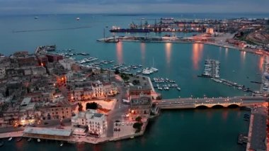 Taranto 'nun Puglia' daki eski kasabasının havadan görünüşü. İtalya