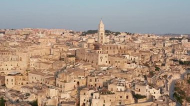 Basilicata 'daki Matera kasabasının havadan görünüşü. İtalya