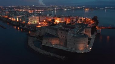 Taranto, İtalya 'da şehir merkezi ve Aragonese şatosunun hava manzarası