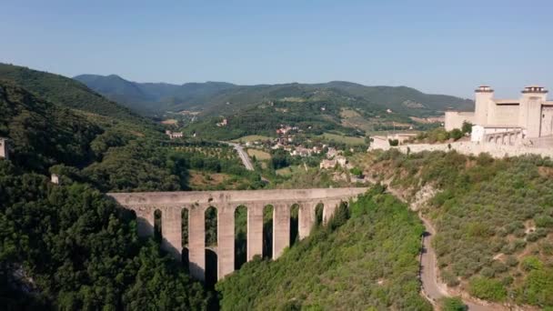 塔楼的Spoleto桥的航景 — 图库视频影像