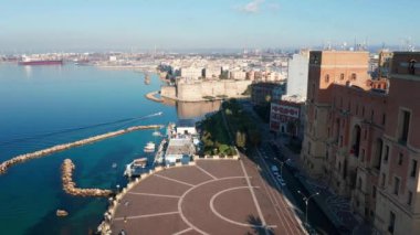 İtalya Taranto 'daki Aragonese kalesi ve şehir meydanının havadan görünüşü