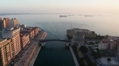 Taranto, İtalya 'da şehir merkezi ve Aragonese şatosunun hava manzarası