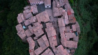 İtalya 'nın Viterbo ilindeki Calcata Vecchia köyünün hava manzarası