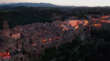 İtalya 'nın Toskana kentindeki ortaçağ kasabası Pitigliano' nun havadan görünüşü