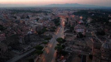 Roma 'daki Kolezyum Parkı' ndaki Roma Forumu 'nun havadan görünüşü. 