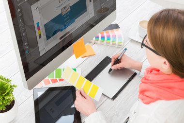 grafik tasarımcı iş başında. renk örnekleri.