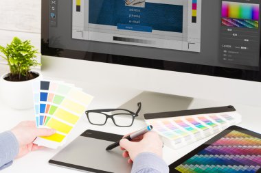 grafik tasarımcı iş başında. renk örnekleri.