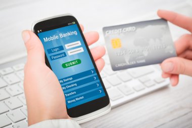 akıllı telefon mobil bankacılık kullanarak eller.