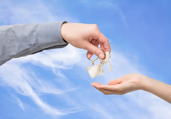 Man is handing a house key to a woman. Real estate concepts. — Stock Photo, Image