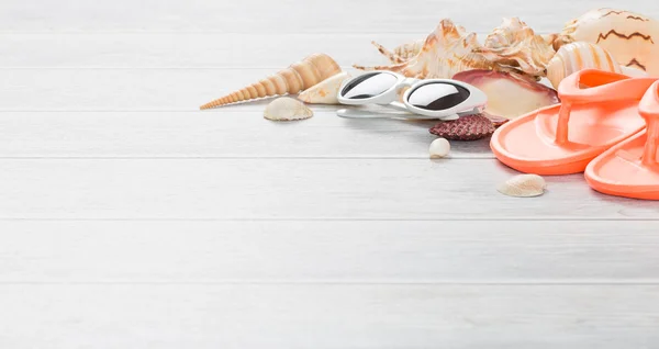 Accesorios de playa sobre tabla de madera . — Foto de Stock