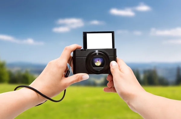 Cyfrowy aparat fotograficzny ręcznie. — Zdjęcie stockowe