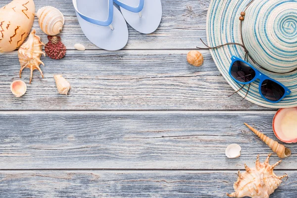 Accesorios de playa sobre tabla de madera . — Foto de Stock