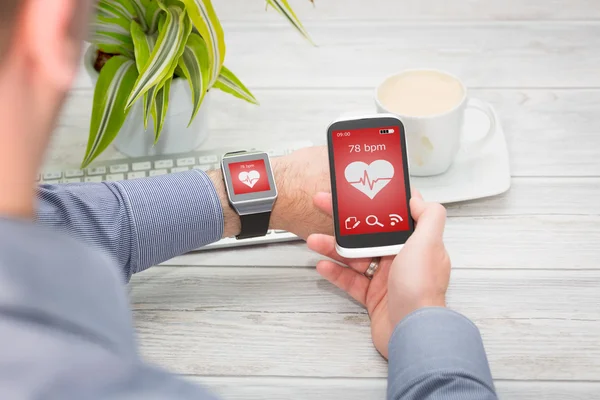 Zakenman maakt gebruik van slimme horloge en telefoon. — Stockfoto