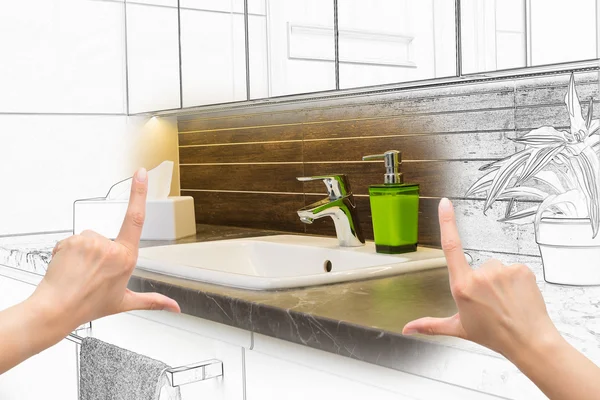 Vrouwelijke handen uitwerking van aangepaste badkamer design. — Stockfoto