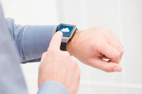 Tecnología de computación en nube con reloj inteligente . —  Fotos de Stock