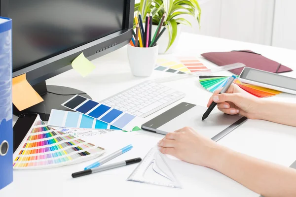 Graphic designer at work. Color samples. — Stock Photo, Image