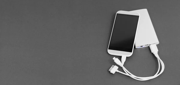 Opladen van mobiele telefoon. — Stockfoto