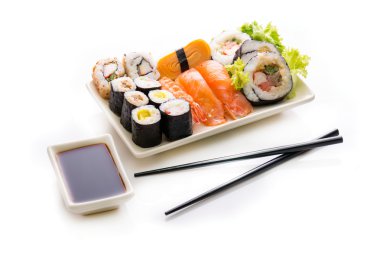 beyaz zemin üzerinde suşi çeşitler.