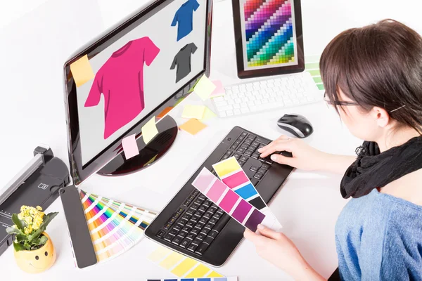 Diseñador gráfico en el trabajo. Muestras de color . —  Fotos de Stock