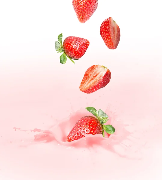 딸기 우유 또는 요구르트 스플래쉬. — 스톡 사진