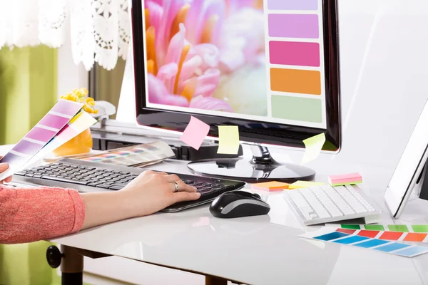 Diseñador gráfico en el trabajo. Muestras de color . —  Fotos de Stock