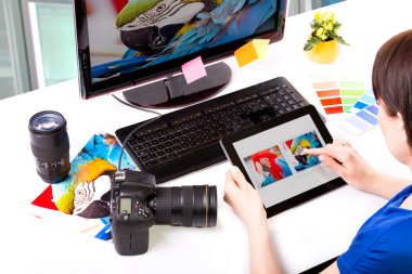 bilgisayarda çalışan fotoğraf editörü.