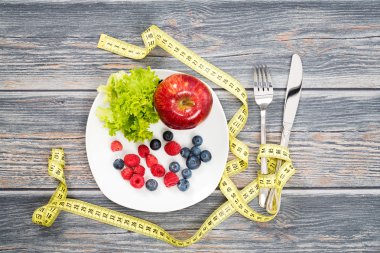 Fitness salata ve ahşap masa kasette ölçme.