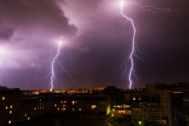 şehir içinde şimşek fırtınası.