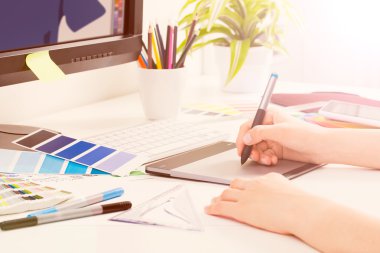 grafik tasarımcı iş başında. renk örnekleri.
