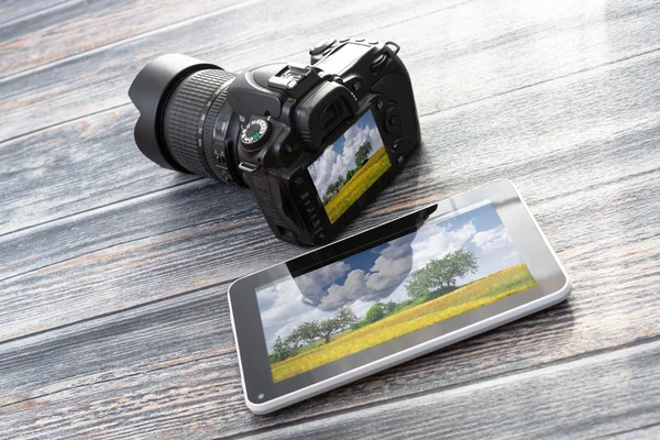 Dslr 카메라 및 태블릿. — 스톡 사진