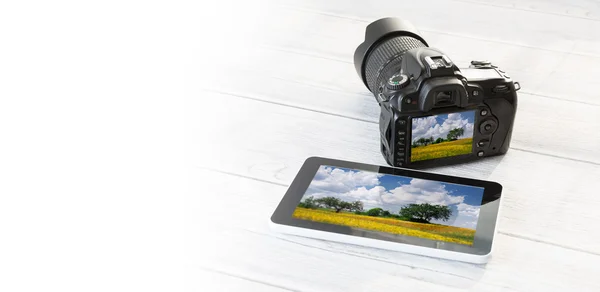 DSLR and tablet. — Stock Photo, Image