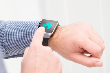 Akıllı ev kontrol Watch'a işadamı kullanır.