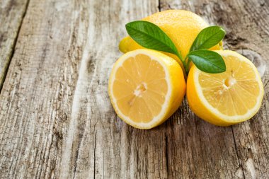 Limon bir ahşap tahta üzerinde.