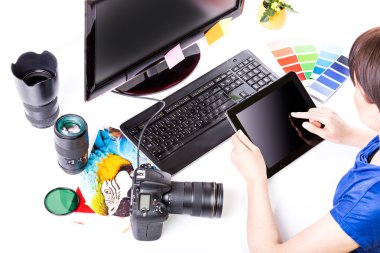 bilgisayarda çalışan fotoğraf editörü.