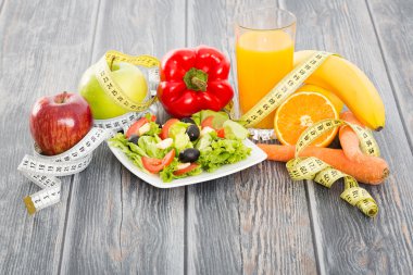 Fitness salata ve ahşap masa kasette ölçme.