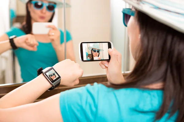 Vrouw zelfportret selfie foto te nemen. SmartWatch concept. — Stockfoto