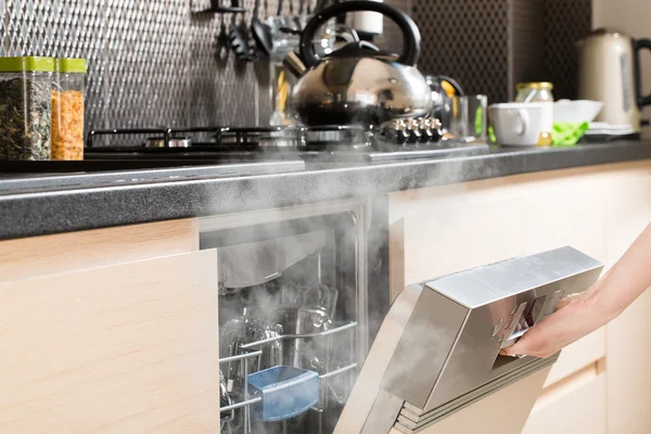 Vaatwasser na het schoonmaken proces. — Stockfoto