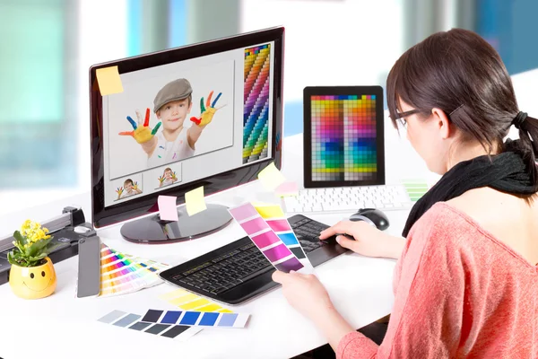 Graphic designer at work. Color samples. — Stock Photo, Image