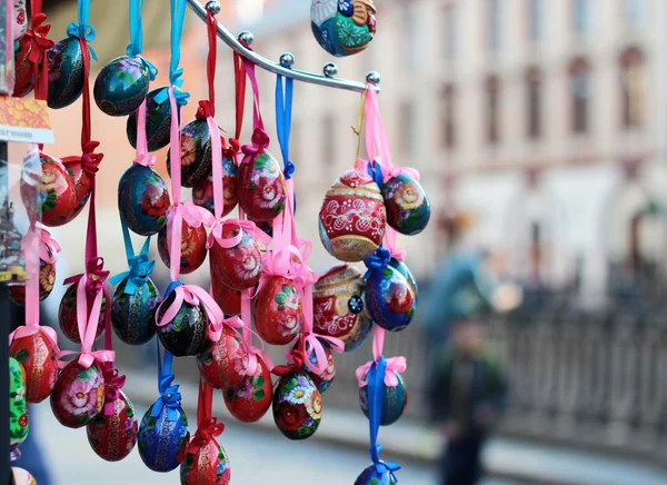 Ovos de Páscoa de madeira pintados pendurados em fita de cetim — Fotografia de Stock