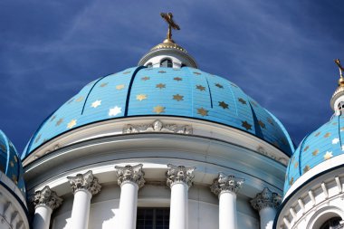  Altın yıldızlar ile mavi kubbe üzerinde melek