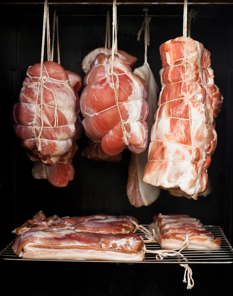 Carne preparada para ser ahumada — Foto de Stock